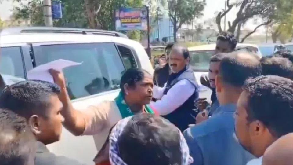 Cases Booked against farmers, BRS workers for stopping Seethakka’s convoy