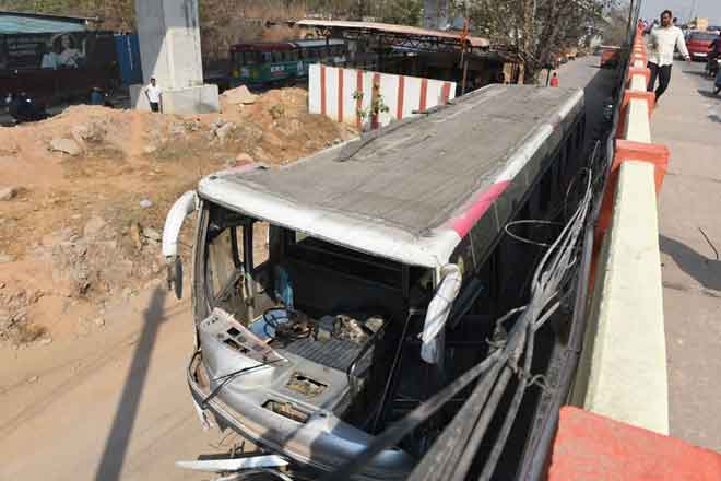 minibusfallsoffflyoverinhyderabad