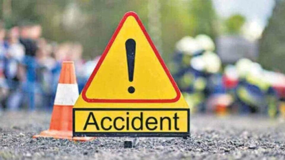 Bus overturns on ORR in Abdullapurmet, five injured