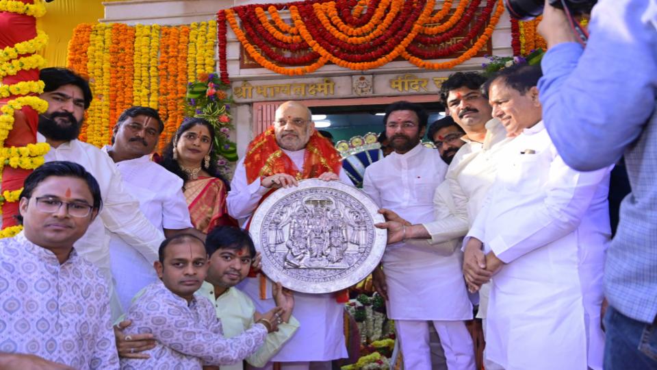 amitshahpaysobeisanceatbhagyalakshmitempleinhyderabad
