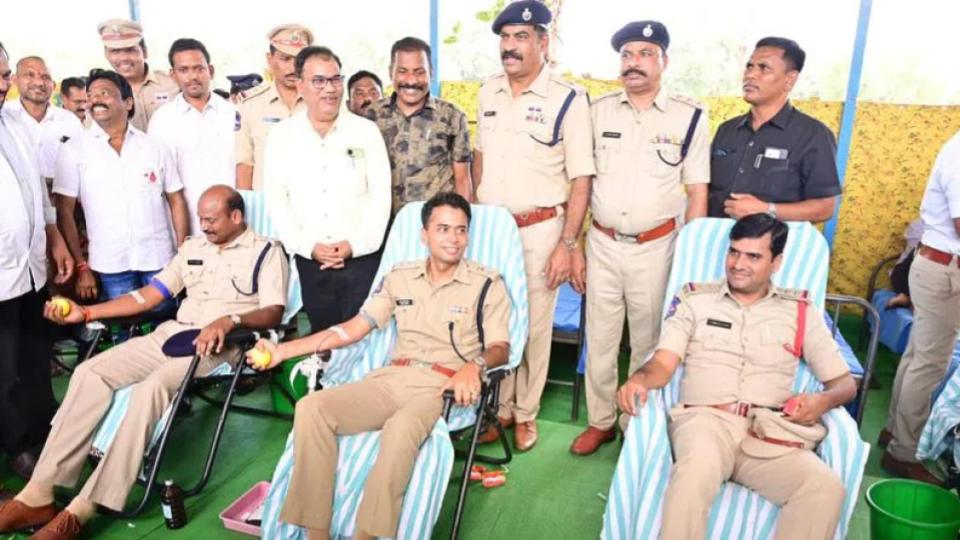 adilabadpoliceorganisesblooddonationcamppolicemartyrsday