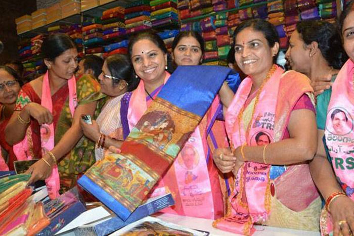 25lakhsareesdistributedonbathukammafestivalday