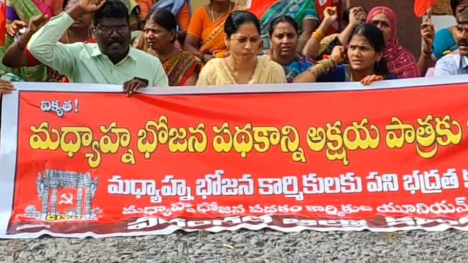 Midday meal workers protest at Konda Surekha’s residence