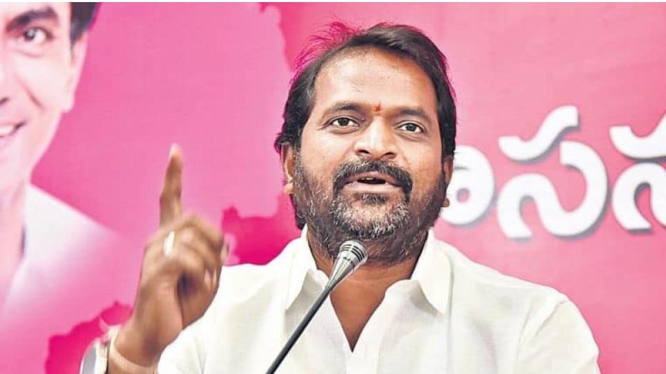 Srinivas slams delay in health cards for Telangana employees, pensioners