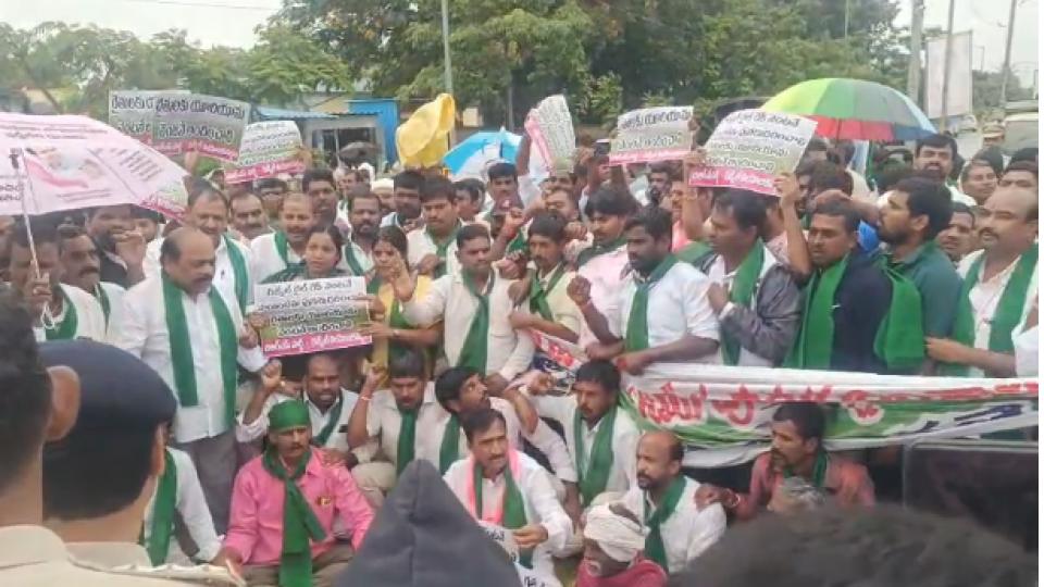 BRS leaders block road near Gajwel over urea shortage