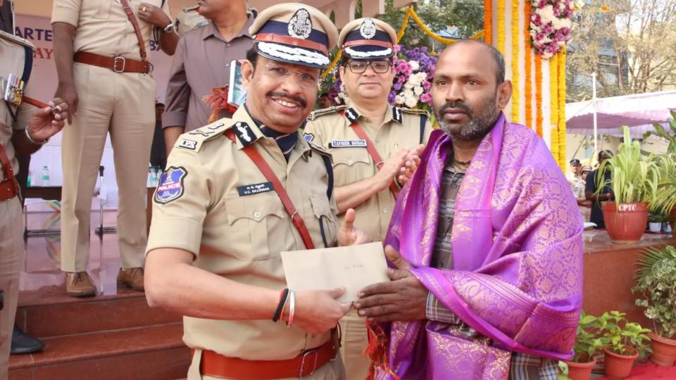 Sajjanar Felicitates Good Samaritan for Rescuing People 