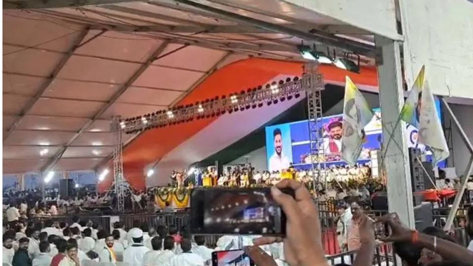 Realtors protest at Chief Minister’s meeting in Hyderabad