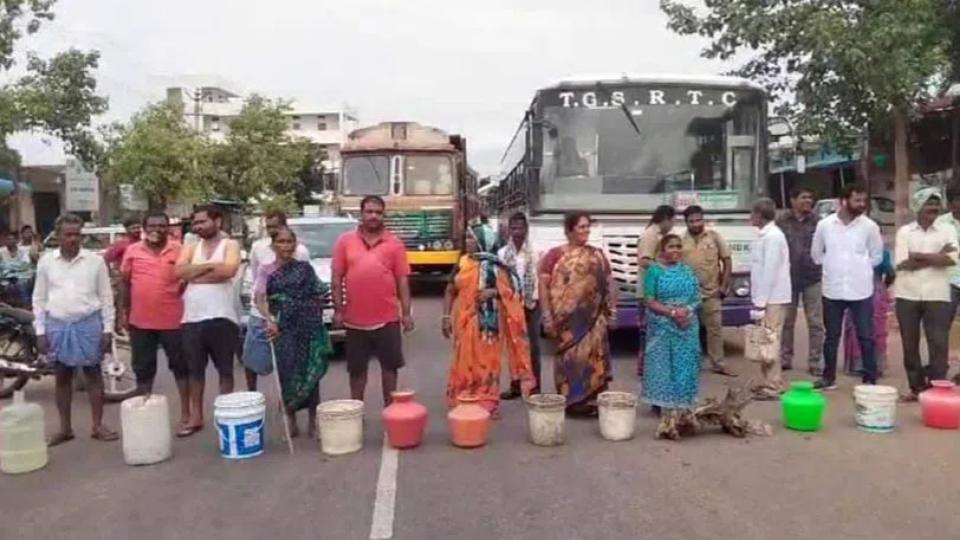 villagersblockroadoverlackofdrinkingwatersupplyinmedak