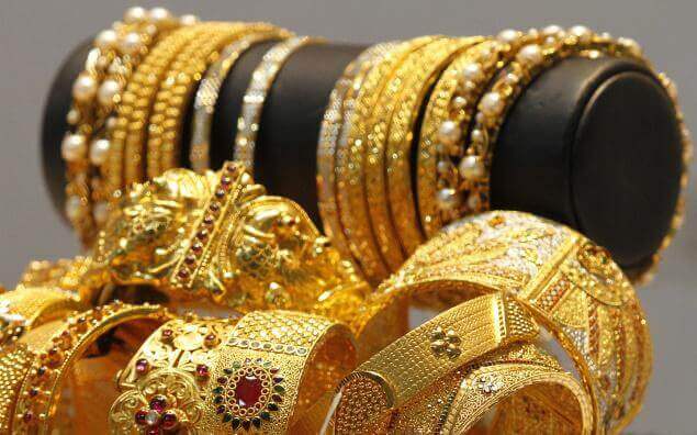 hyderabadfamilyflyingtonewyorkloses350gramsofgoldjewellery