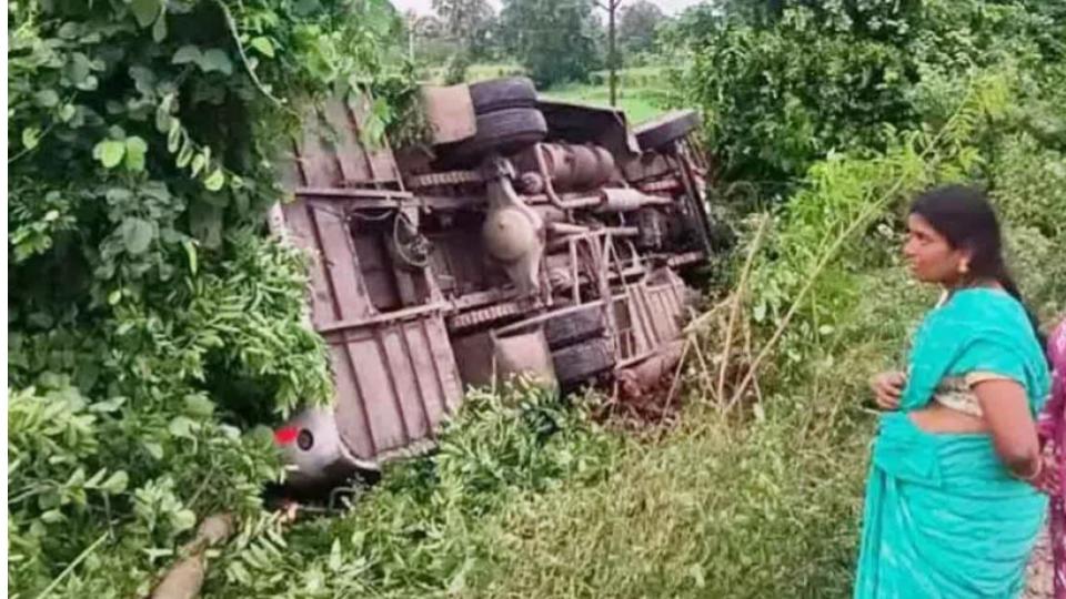 Private bus overturns in Kothagudem, five injured