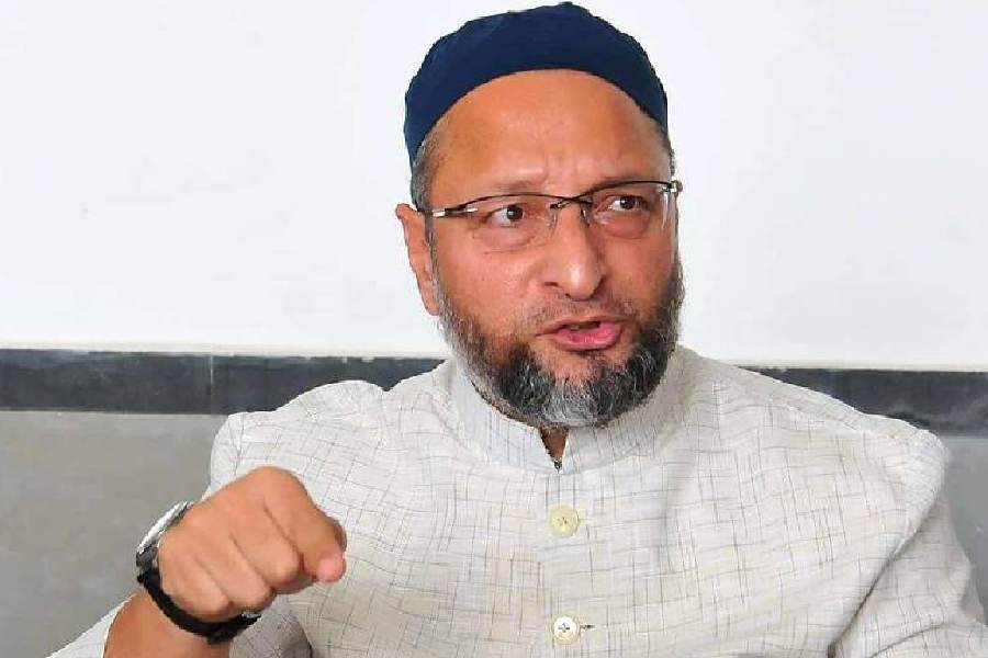 Majlis president Asaduddin Owaisi votes in Hyderabad