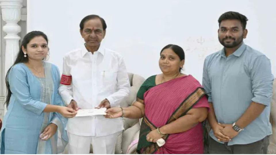 KCR hands over Rs 25 lakh cheque to constable Kishtaiah’s family