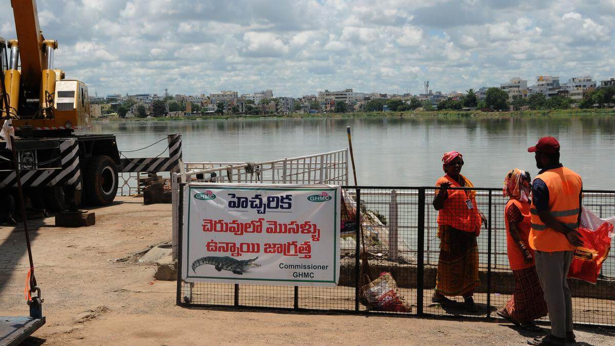 saroornagarlaketurnsintofloatingdump