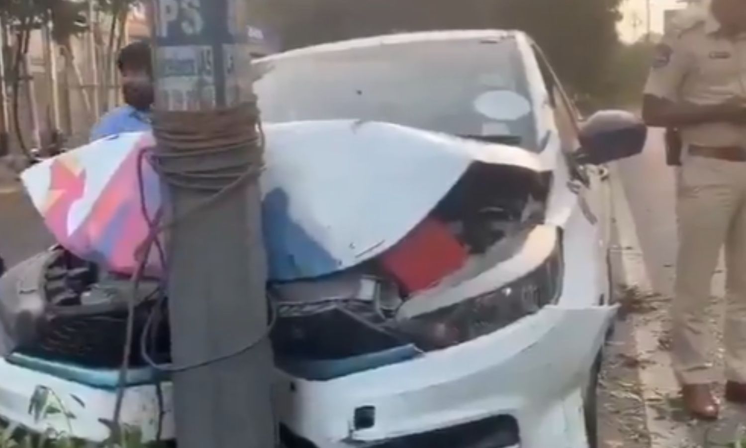 mercedezbenzcrashesintoroadmedianinbanjarahills