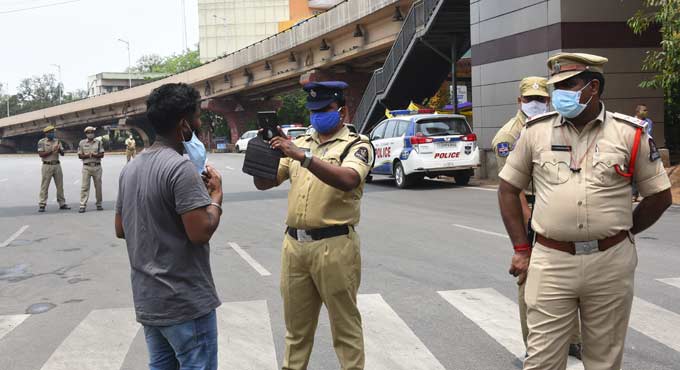 citypolicecontinuestostrictlyenforcethelockdowninhyderabadonwednesday