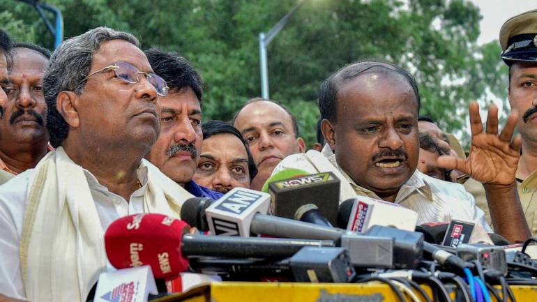 jd(s)congresslegislatorsarrivedinhyderabadfromkarnataka