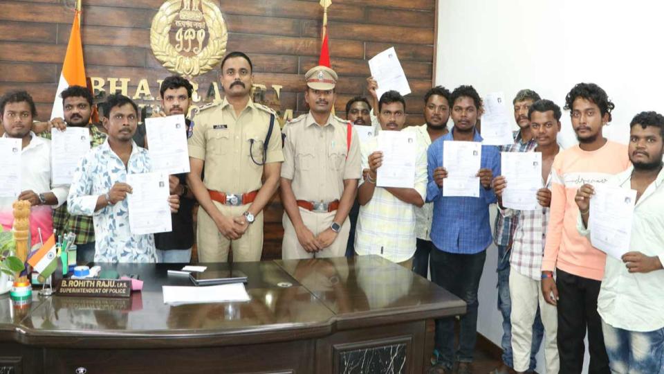 Police provides driving licenses to tribal youth in Kothagudem