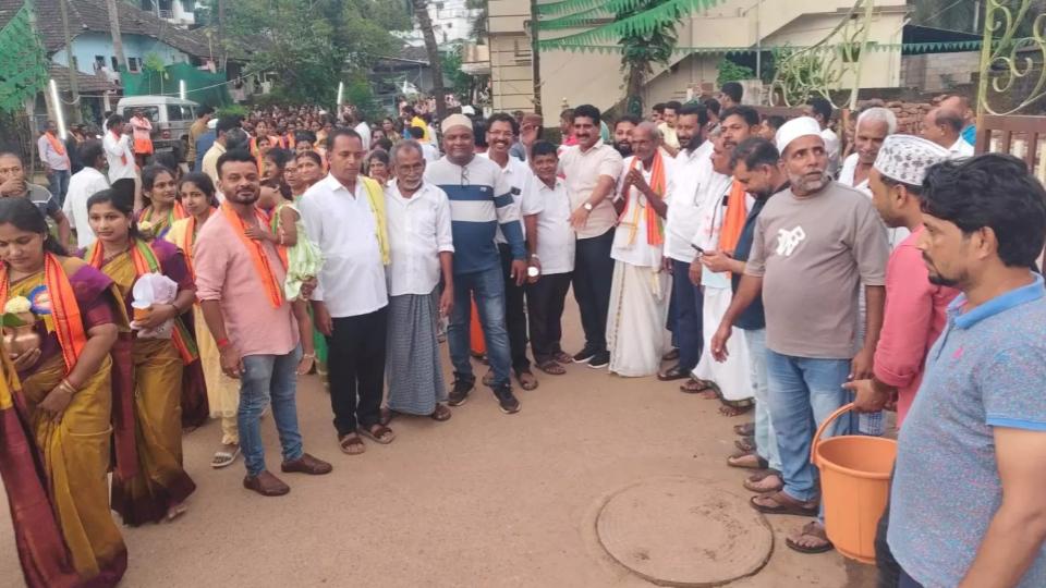 Muslims Greets Temple Hore Kanike Procession With Sweets, Smiles
