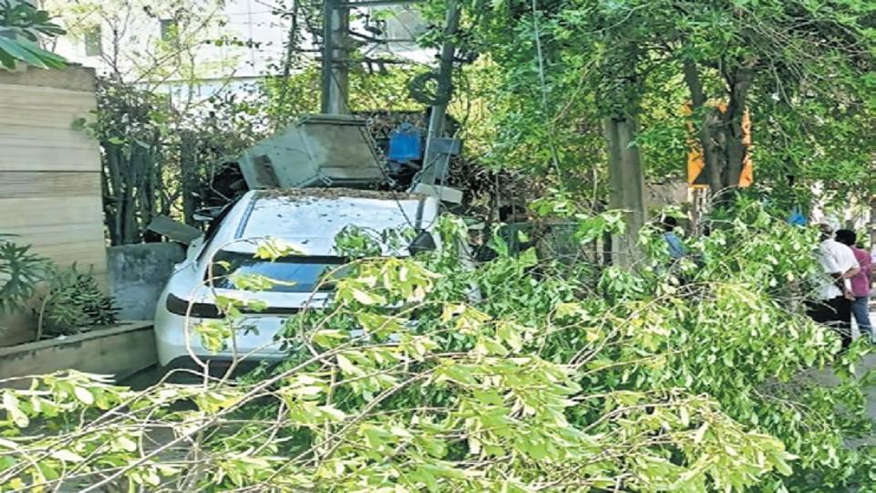 Drunk NRIs arrested after crashing Mercedes into transformer in Jubilee Hills