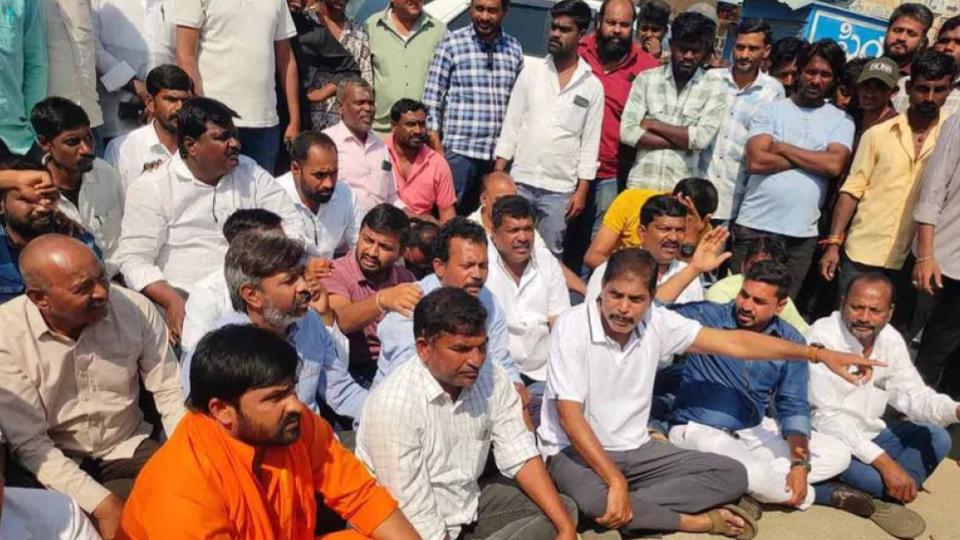 BRS leaders stage protest in Yellareddy, police favouring Congress