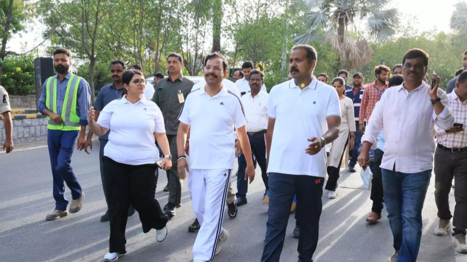 Karnan, Sajjanar Reviews One-Way Traffic Proposal at KBR Park