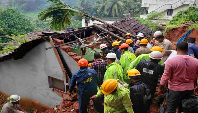 fouroffamilykilledaftermudroofcollapsesontheminnagarkurnool