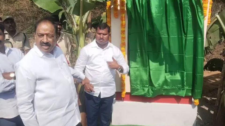 tribalmlaofcongressfacesinsultasofficialsviolateprotocolinkothagudem