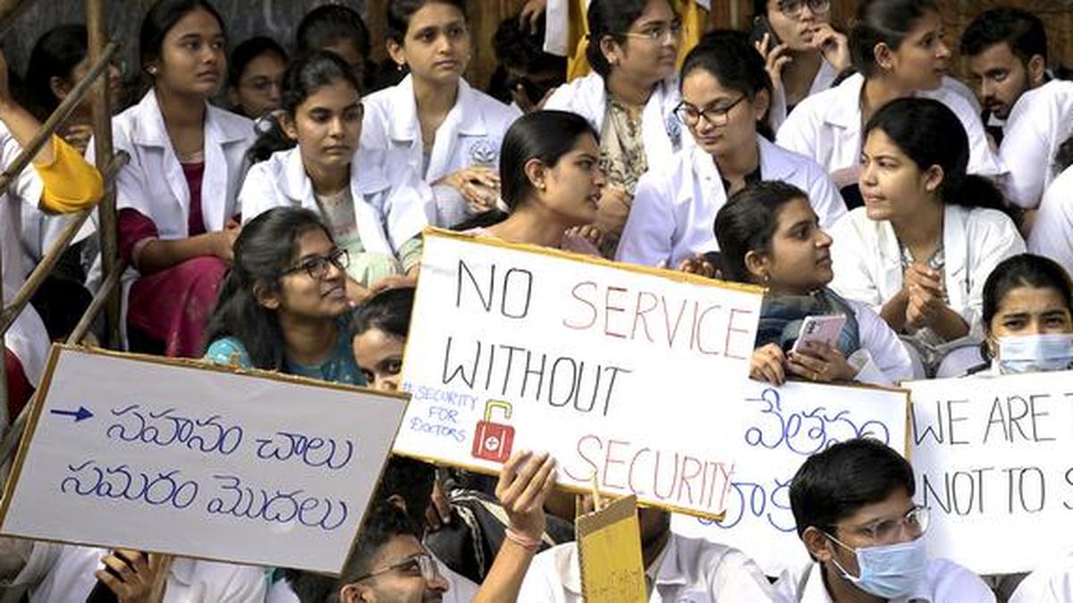 telanganajuniordoctorscalloffthreedaystrikeafterstategovtissuedorder