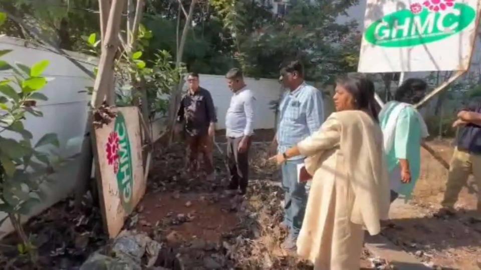 hyderabadmayorinspectsencroachedghmcplotatjubileehills