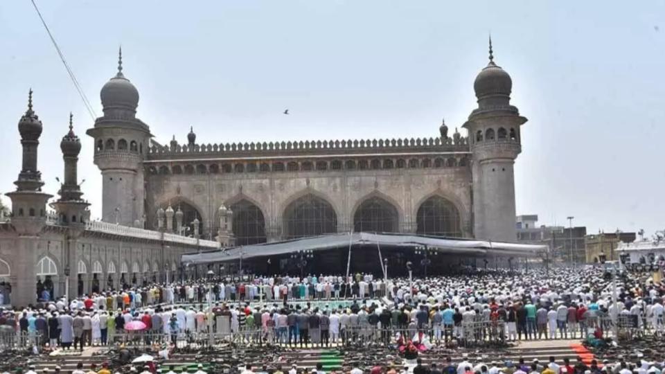 Thousands gather for first Namaz-e-Juma of Ramzan at Mecca Masjid