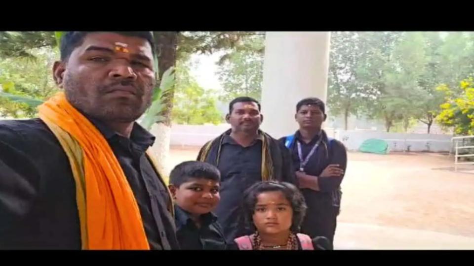 studentsobservingayyappadeekshadeniedentryintoschool