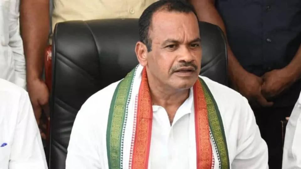 Kavitha Enough to Criticize BRS and KCR, says Komatireddy