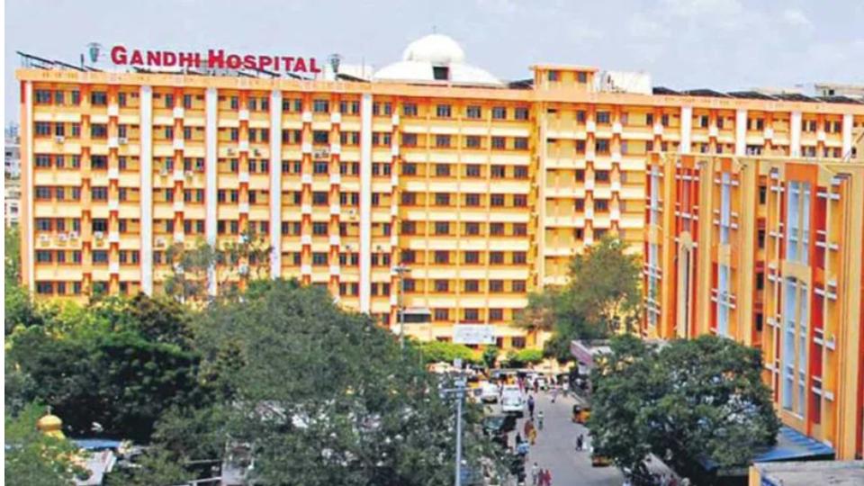 gandhihospitaldoctorstreatpatientwithscrewdriverthatpenetratedhisrighteyefrontlobe