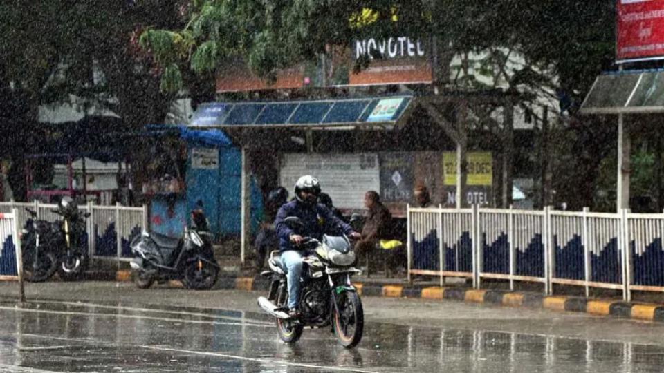 Thunderstorms lash Hyderabad, surrounding districts on Sunday