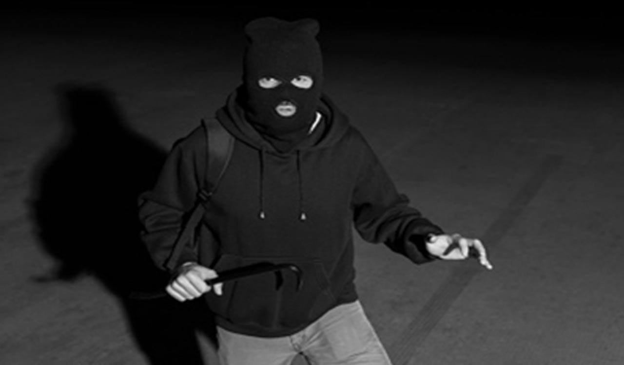 burglartrappedinsidebankarrestedinnizamabad