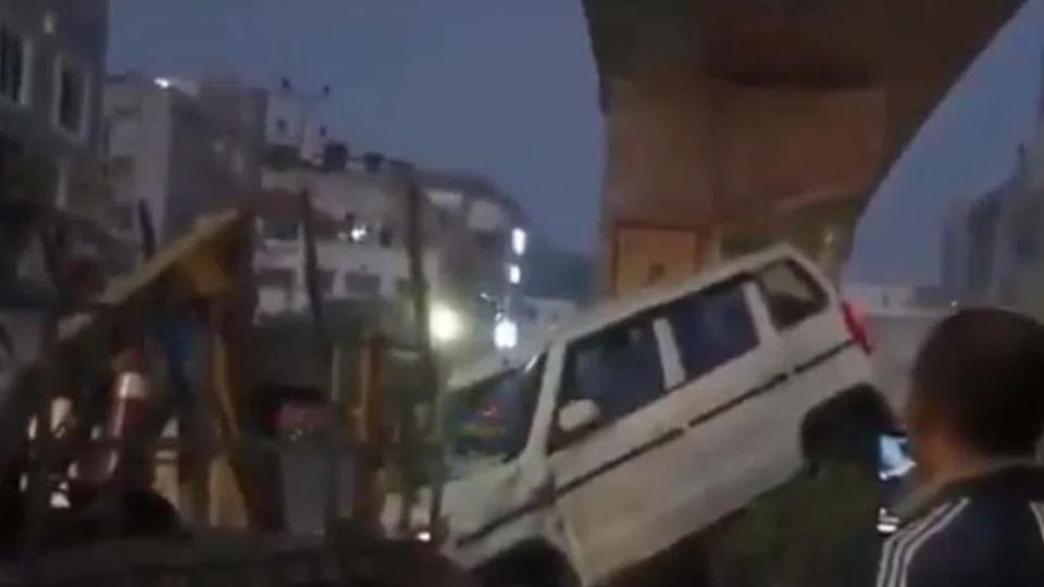 oneinjuredasspeedingcarcrashesintometrorailpillaratmadhapur