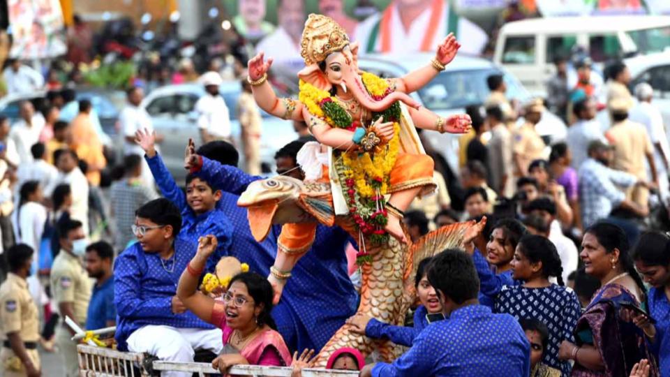 Motorists stranded as roads around Hussain Sagar remain closed