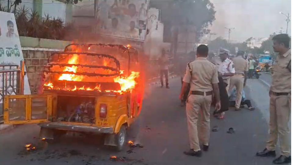 videoofdistressedautodriversetsautorickshawonfireinfrontofprajabhavan