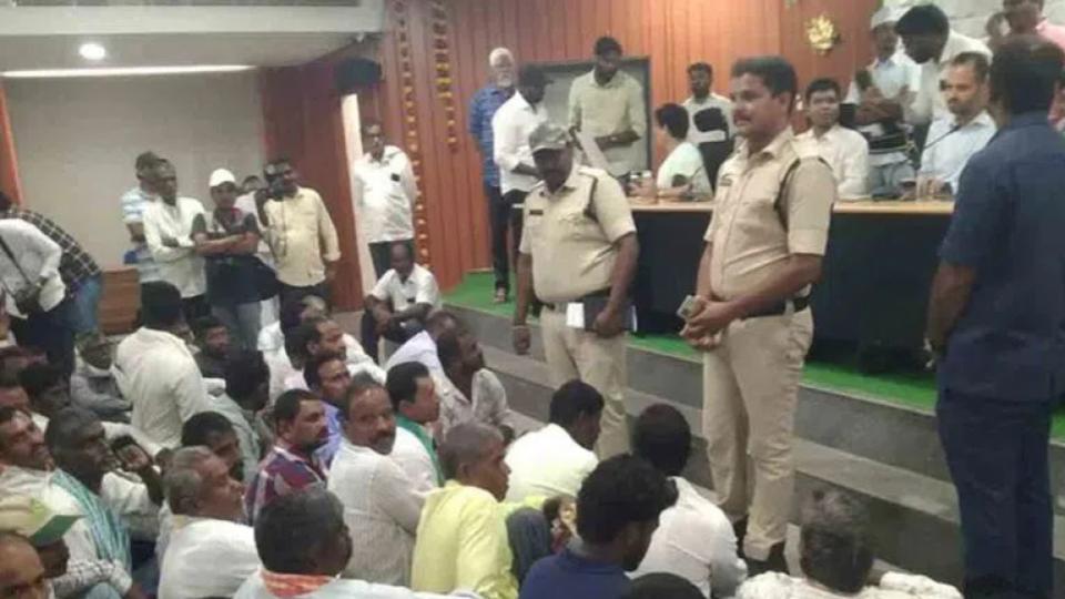 Farmers stage protest during Prajavani in Bhupalpally 