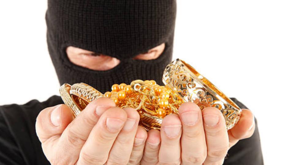Burglars loots  1 kg of gold from house in Siddipet
