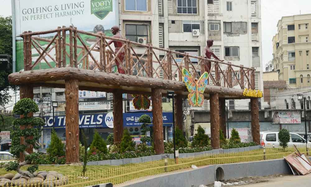 ghmcconstructsawoodenbridgeatlakdikapulunderbeautificationprogramme