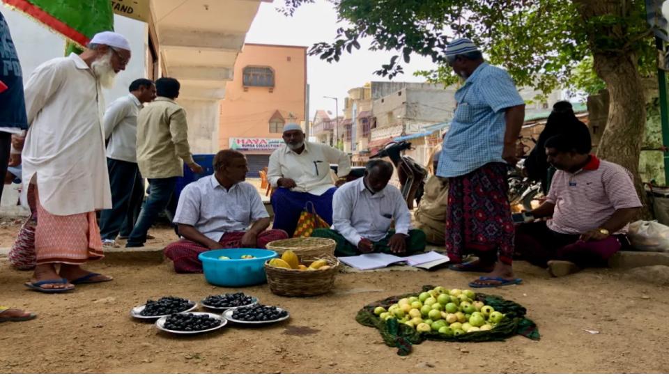 Fruit auction keeps Yemeni old tradition alive in Barkas