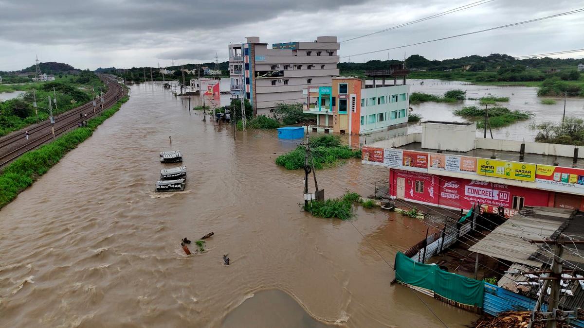 telanganagovernmentissuesflashfloodwarningfor19districts