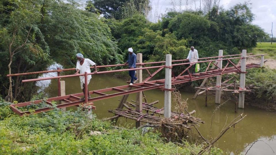 farmerbuildsbridgeacrossstreamtoreachhisfieldinmedak