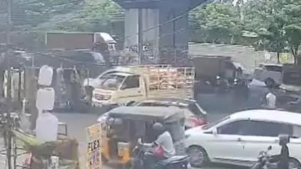 Man Dies After Iron Rod Falls From Trolley Auto on Balanagar Flyover