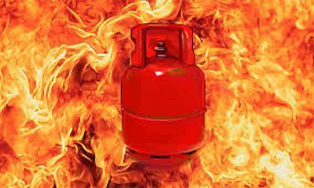 7offamilyinjuredinlpgfireindomalguda