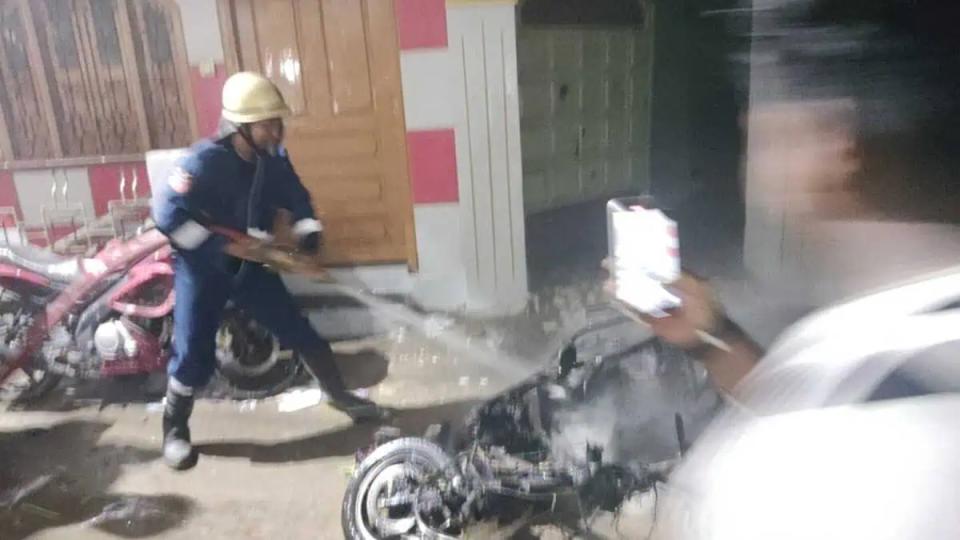 Battery-operated two-wheeler catches fire in Kamatipura