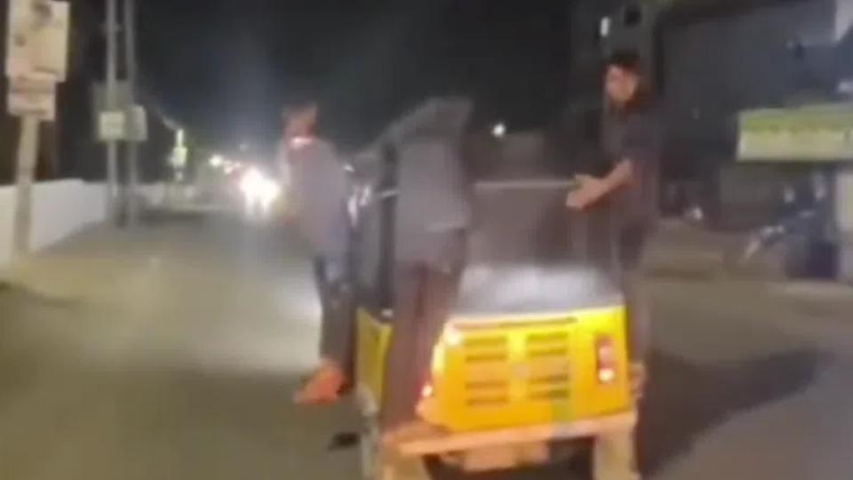 chandrayanguttapolicebooksautodriverforcarrying14passengersinoverloadedvehicle