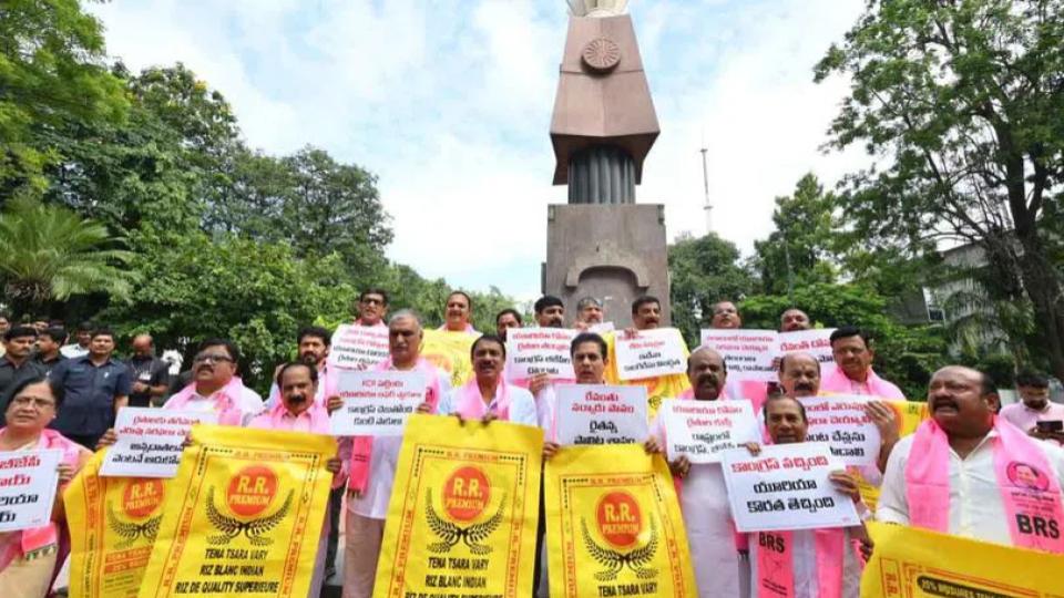 BRS stages protest with empty urea bags at Gun Park