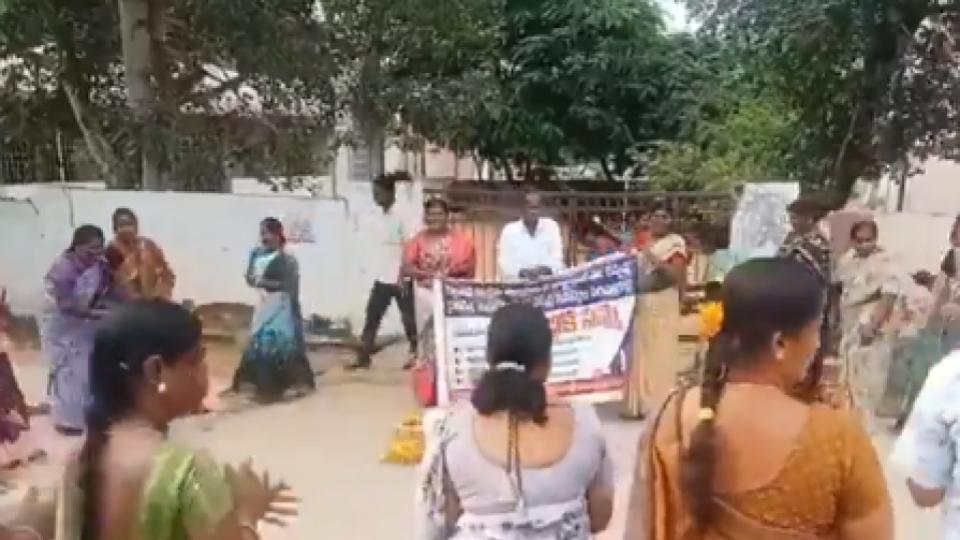 Daily wagers of Telangana perform Bathukamma, protest over unpaid dues